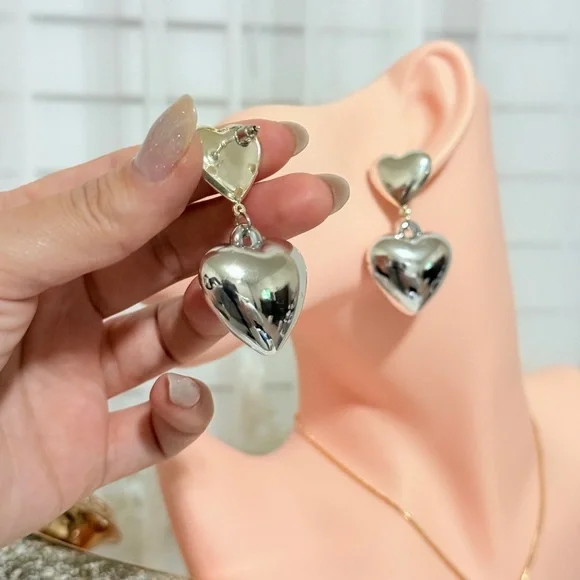 ⚜️ Silver Heart Drop Earrings - Picture 5 of 6